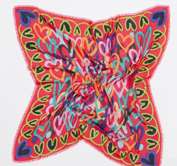 Bimba y Lola: completa tus looks más casuales con estos accesorios de El Corte Inglés 1 Chal con estampado de corazones multicolor en El Corte Inglés