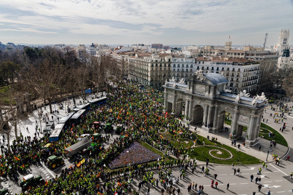 Los agricultores llegan a la Puerta de Alcalá de Madrid en una tractorada histórica