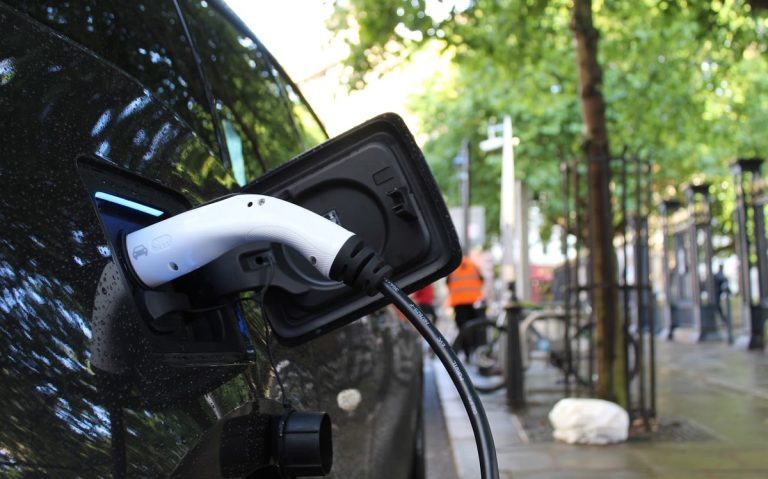 ¿Por qué los seguros de los coches eléctricos son más caros?