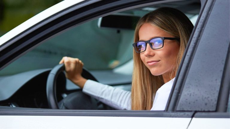 La DGT prohíbe conducir con gafas a todos los conductores que lleven las de este tipo