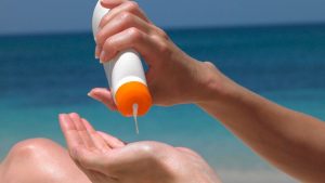 Los dermatólogos lo confirman: puedes usar el protector solar del año pasado si cumple estas 3 condiciones