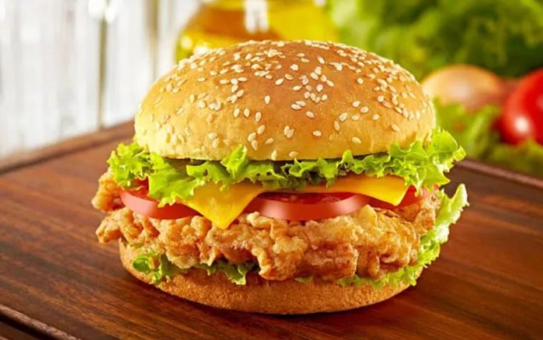 Prepara una hamburguesa Crispy Chicken casera mejor que la de Burger King con esta receta