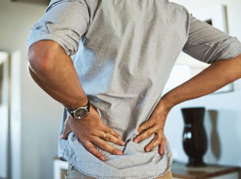 Dile adiós al dolor de espalda con estos 4 trucos caseros de la abuela