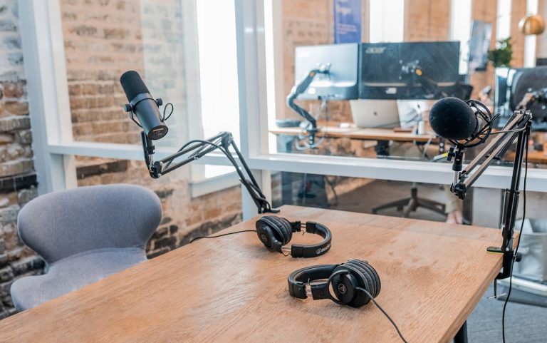 No. Alsina y Feijóo no están vendiendo fondos de inversión desde los estudios de Onda Cero