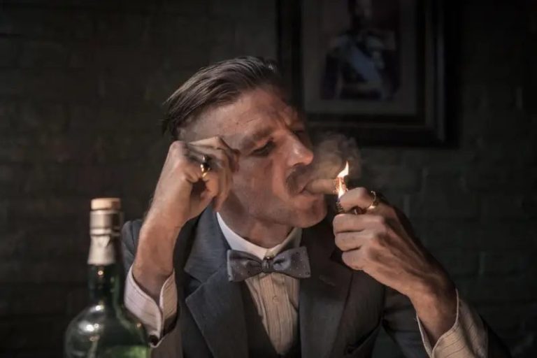 El actor de una serie de Netflix pillado fumando crack junto a un bebé: personaje importante de la trama de Peaky Blinders