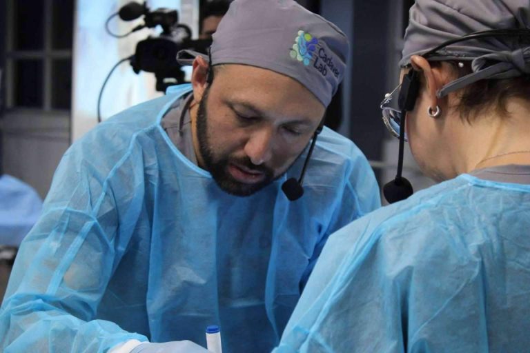 El Dr. Diego Pineda, director médico de CadaverLab, concede una entrevista