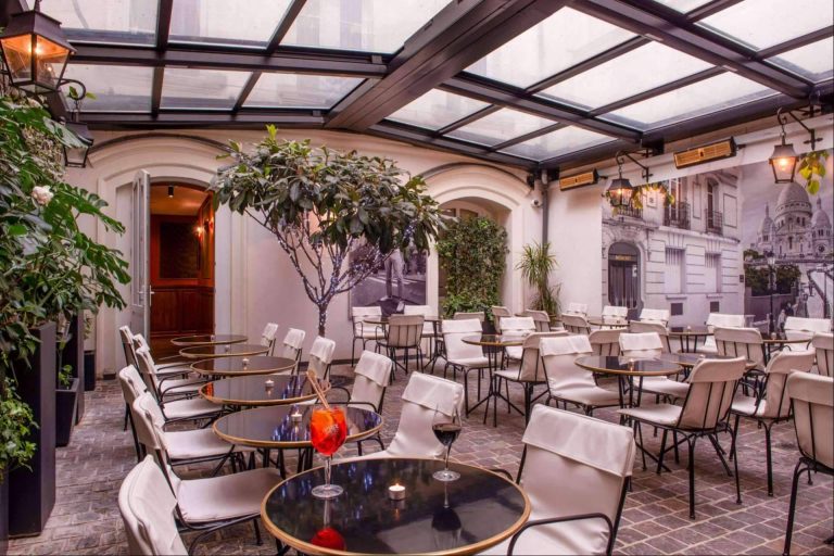 Airclos cuenta con una gran gama de techos móviles motorizados y techos fijos transparentes