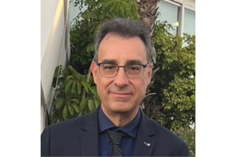 Enrique de Guindos Carretero lleva a los lectores de viaje a la costa almeriense de la mano de 'Viento y sal'