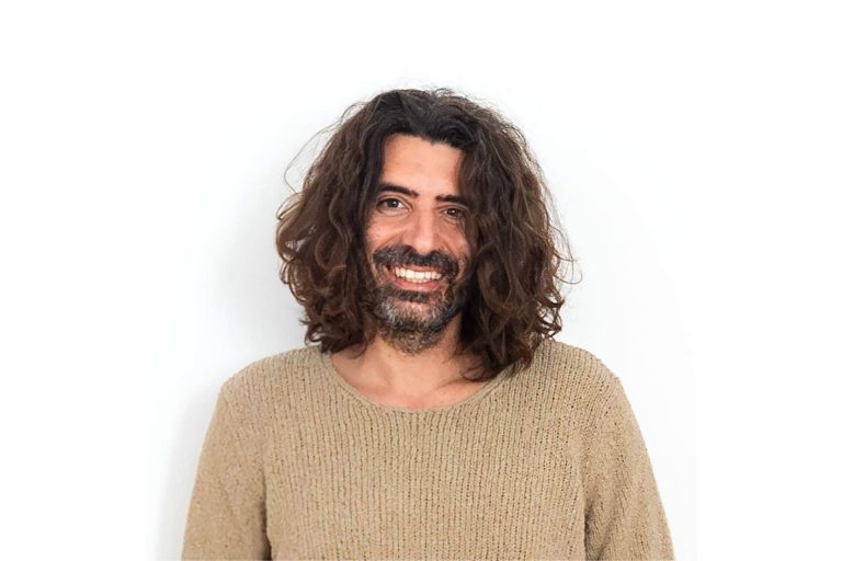 Gerardo Reyes hace un tributo a la cultura pop y televisiva española, con un toque de humor en ‘Pirulí Forever. La tele no se rinde’