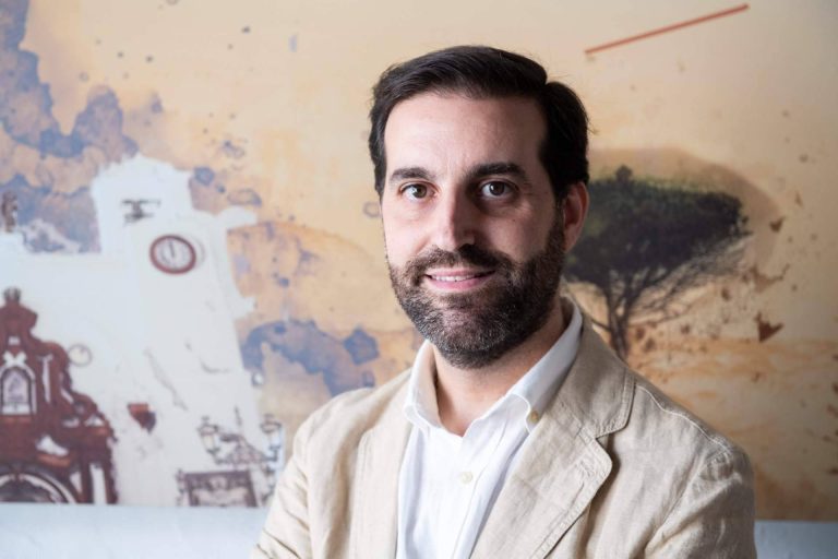 Manuel Galán Cruz escribe ‘Las ermitas de Nuestra Señora del Rocío’, inspirado por su gran devoción mariana