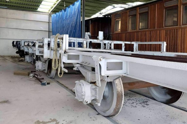 Empieza la restauración de dos históricos vagones de ENDESA, por la Fundación del Patrimonio Ferroviario