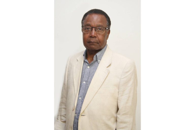 Simplicio Nsue Avoro escribe un ensayo que recoge todos los clichés y los mitos que se ha tenido sobre los negros africanos, ‘Así nos han hecho los blancos’