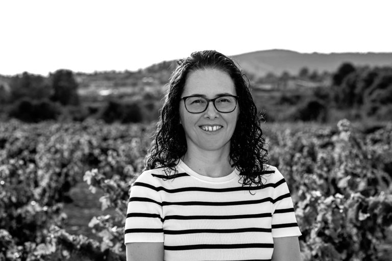 'Els ocells et bressolen', la historia de una mujer que despierta la curiosidad por la época color sepia