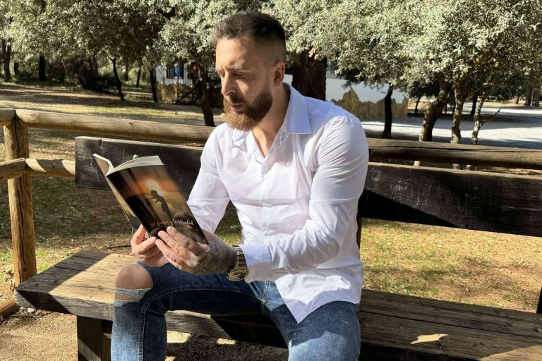 Antonio Revelles Moreno da las claves para alcanzar el bienestar personal en '51 frases y la felicidad'