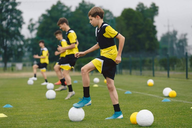 Estudiar inglés practicando fútbol con entrenadores de un equipo favorito de la Liga Inglesa