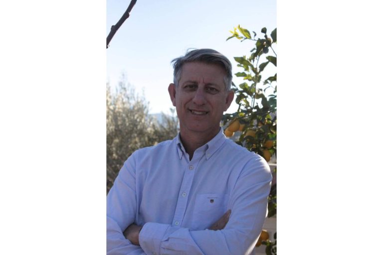 Alberto Gómez Granados invita a los lectores a reflexionar sobre la etapa adolescente en ‘Descodificando a nuestros adolescentes’