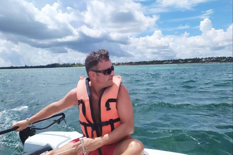 César Peña Larrocea publica 'La luz que floreció entre las sombras', una novela basada en la II Guerra Mundial que destaca por su autenticidad