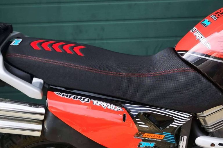 Un asiento cómodo moto para ir en carretera, proporcionado por FUNDAS