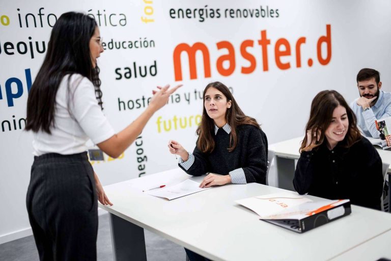 En (casi) todas las CCAA, 2024 es el año para opositar a maestro de primaria