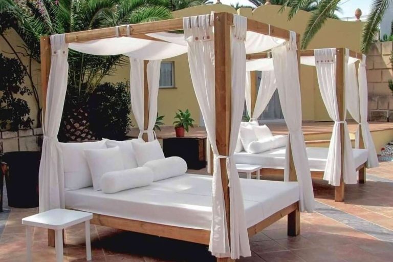 Mejorar el aspecto de una piscina con las tumbonas de Real Hostelería