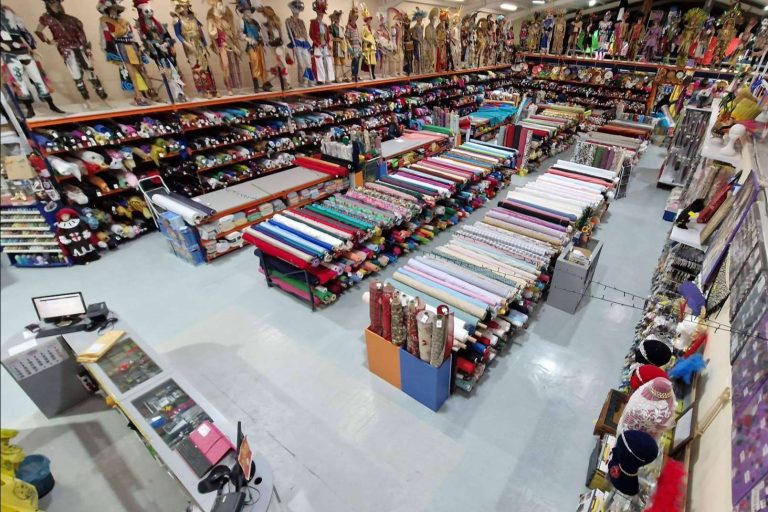 La tienda que ha visto nacer y crecer los carnavales en España, Casa Ángel