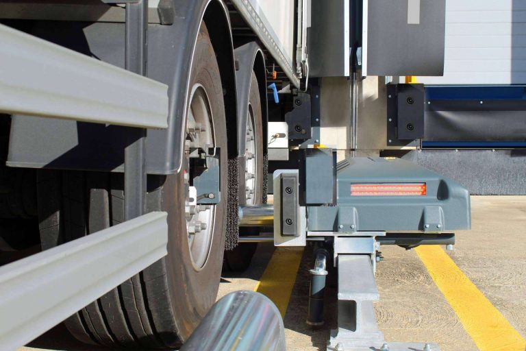ASSA ABLOY presenta su nuevo sistema de retenedor de camiones de fácil instalación