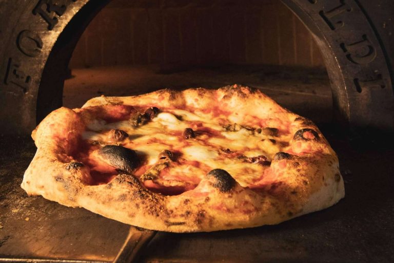 Pasta e patate con la provola; un plato único en la carta de Spaccanapoli