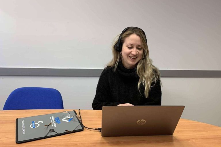 Los cursos de inglés online por videoconferencia en directo que ofrece Seif English Academy