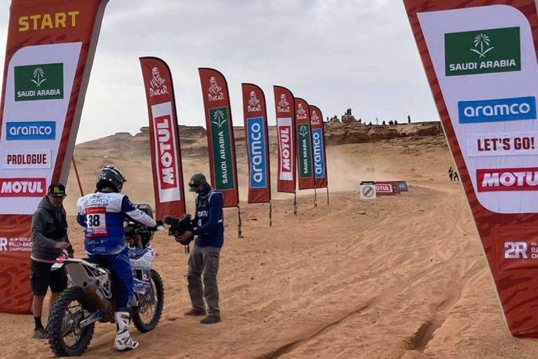 Los dakarianos van equipados con los kits de ADHESIVOSEMBARRADOS