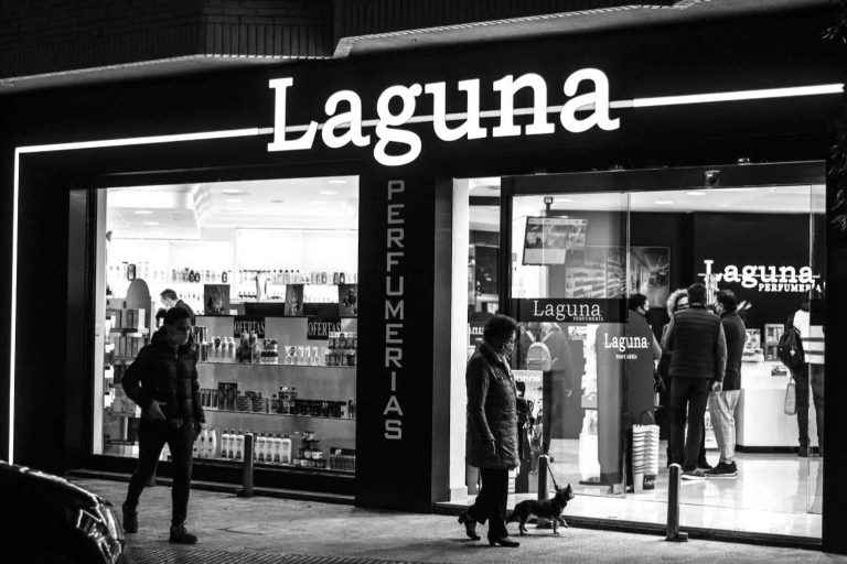 Perfumerías Laguna ofrece la oportunidad de comprar perfumes de mujer únicos y exquisitos