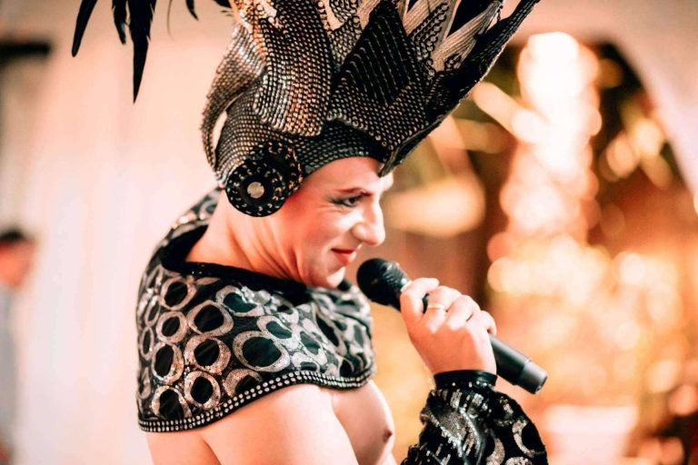 Rumbo a la fiesta; Despedidas Karamba al borde de una mega fusión en Alicante