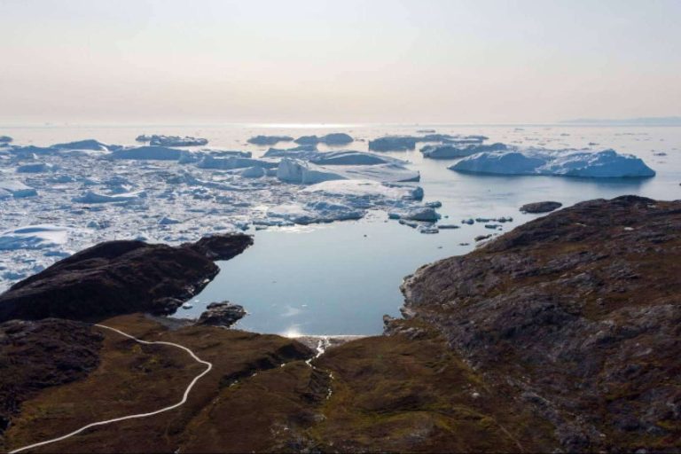 En busca del Paso del Noroeste en un yate de ultralujo de última generación