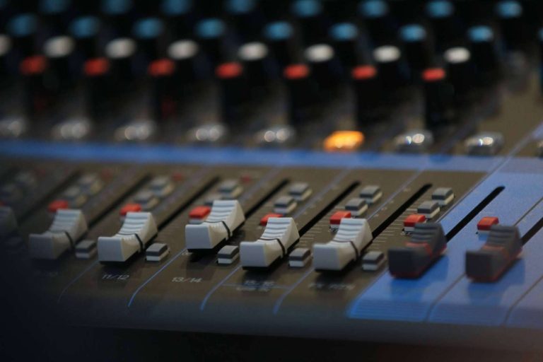 Escuchar, ver y conectar; el procedimiento creativo en la traducción audiovisual