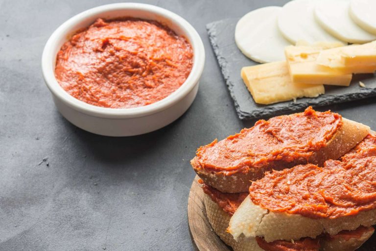 Explorar la exquisita cocina local de Mallorca desde los Apartaments Ponent en Cala Ratjada