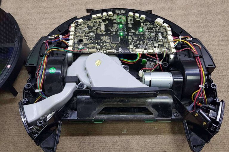 Evitar averías con una limpieza semanal del robot aspirador, el consejo de Sator Electrónica