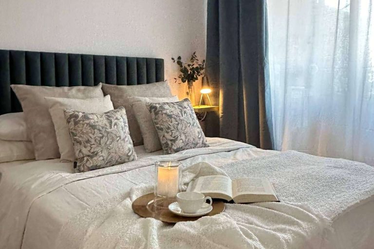 En los principios modernistas del diseño y la arquitectura se encuentra inspirado el diseño de Zach & Decor