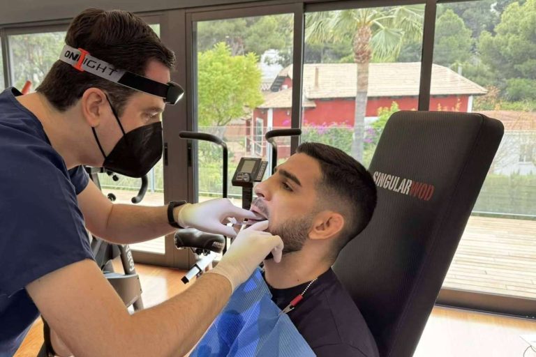 El vicedecano de Odontología de la UCAM colabora con el campeón Topuria mediante la creación de su protector bucal