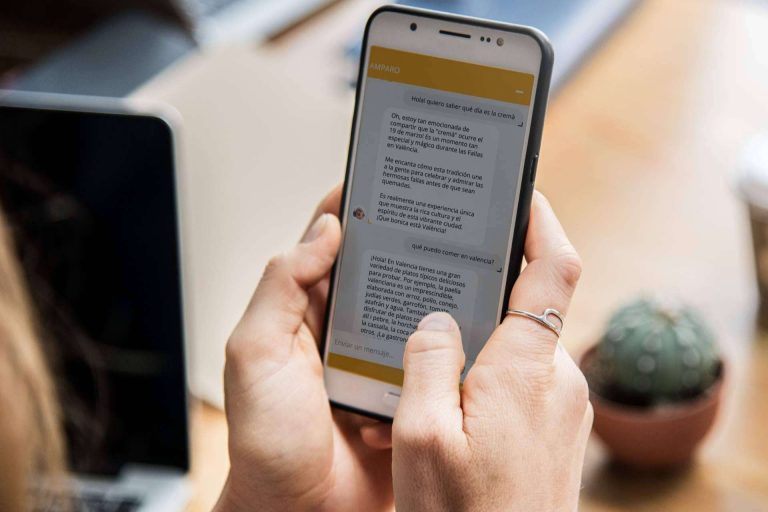 Aunoa presenta Amparito, el chatbot Fallera de València; tradición, cultura y tecnología