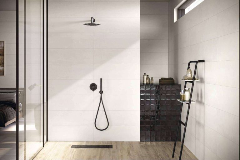 Elegir azulejos que potencien la iluminación en espacios pequeños con estos consejos