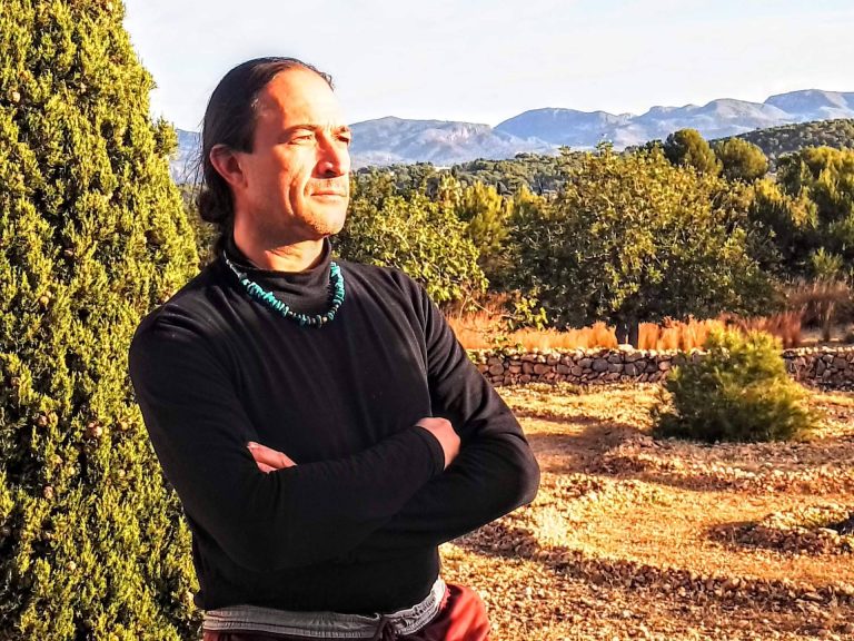 Demis Emerson Barra publica ‘Allí fuera no hay Maestros’, una biografía que lleva al lector a emprender su propio viaje