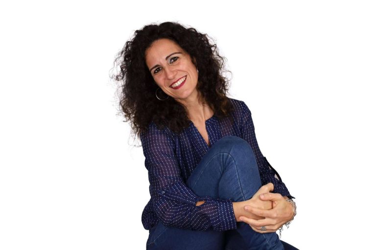 Esther M. Escobar López, de la mano de ‘Esencia’, acerca al lector a su mundo para que este pueda viajar al suyo propio