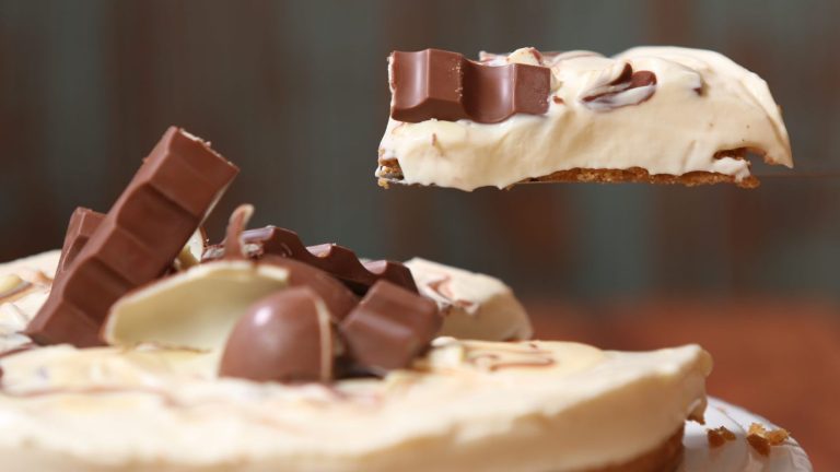 Tarta de queso Kinder Bueno: la receta más arriesgada y deliciosa que verás