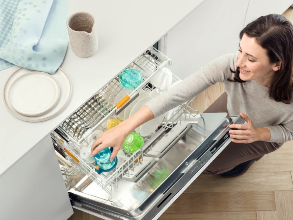 Trucos para el lavavajillas que no conoces y harán que quede como nuevo 1 ARRANQUE DE LIMPIEZA: LA IMPORTANCIA DE UN BUEN COMIENZO