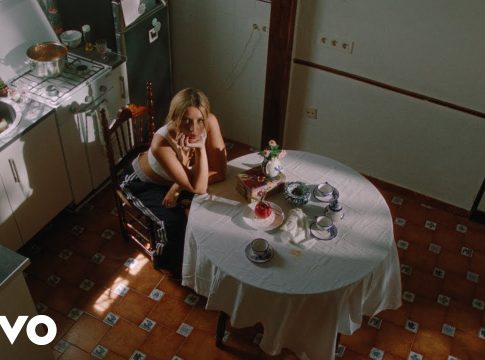 Miniatura del vídeo: Lola Indigo, DELLAFUENTE - MALA SUERTE (Video Oficial)
