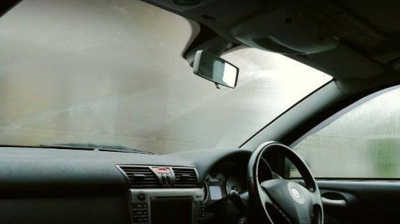 La DGT desvela la solución más sencilla cuando se empaña el parabrisas de tu coche