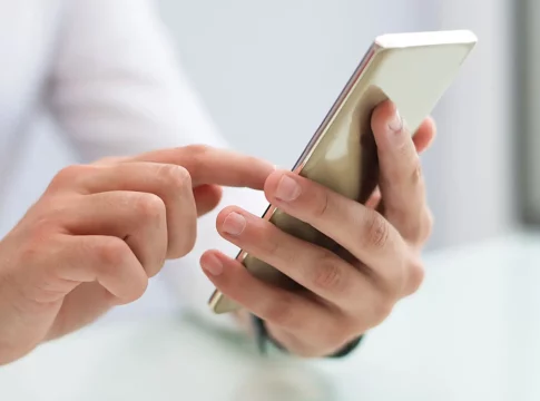 persona-movil-realizando-llamada_98