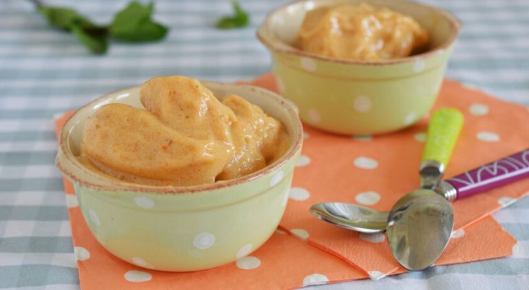 La crema de plátano y mango al microondas con la que triunfarás en casa