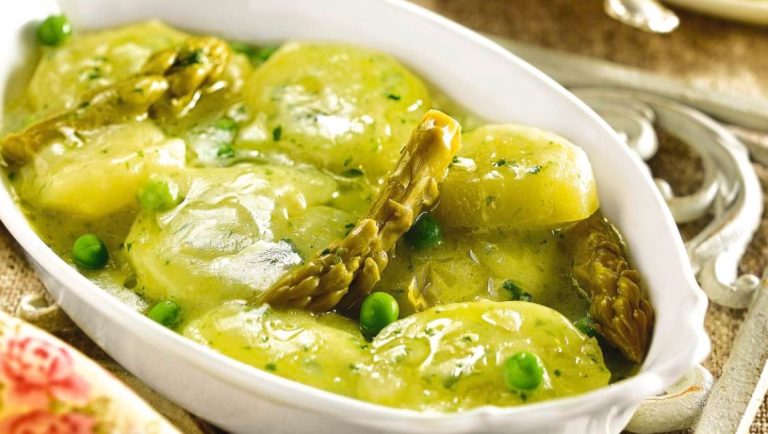 Patatas con espárragos en salsa, la mejor manera de comer algo sano y sabroso