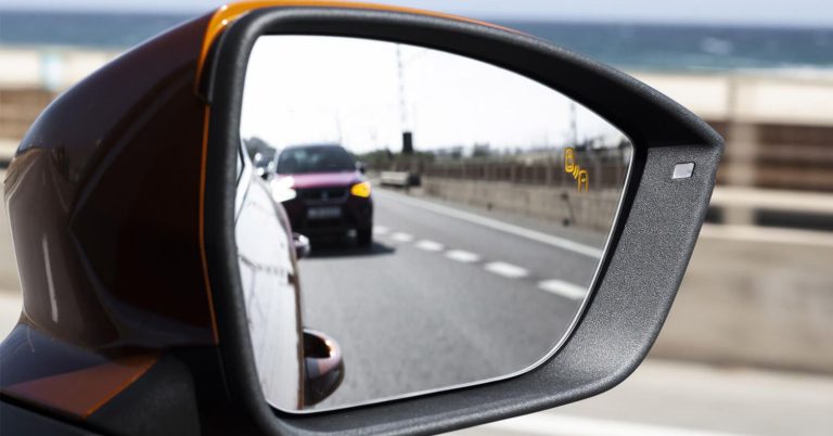 ¿Se empañan los retrovisores de tu coche? Esta solución es tu salvavidas