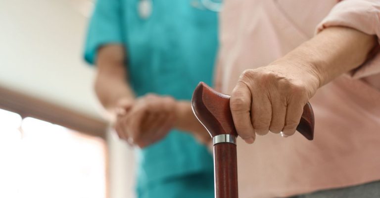 La subida del SMI por encima de las pensiones afecta a cuidadores y empleadores, alerta la Agencia Servita 